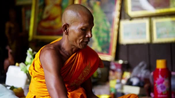 Buddyjski Monk Świątynia Mężczyzna Gra Karty Tajlandia — Wideo stockowe