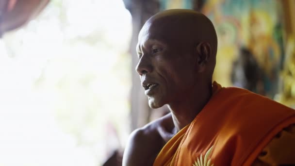 Буддистский Монах Бритая Голова Робес Фелль Таиланд — стоковое видео