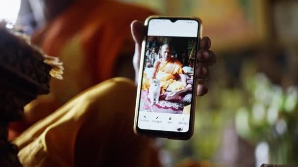 Buddyjski Mnich Smartfon Fotografia Świątynia Tajlandia — Wideo stockowe