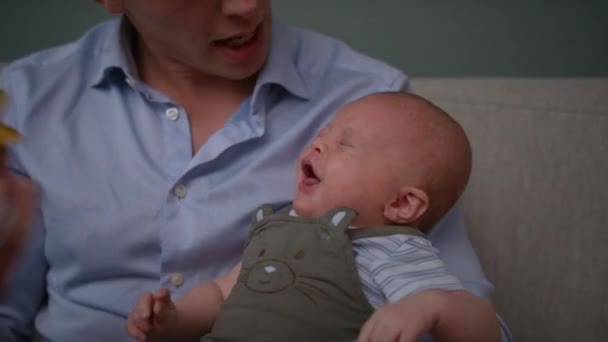 赤ちゃん 泣いて — ストック動画