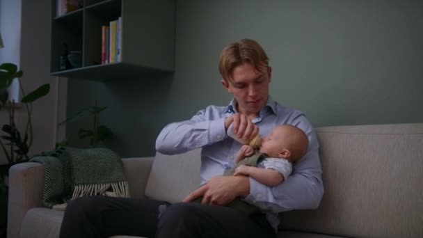 Far Utfodring Flaska Baby Boy Son — Stockvideo