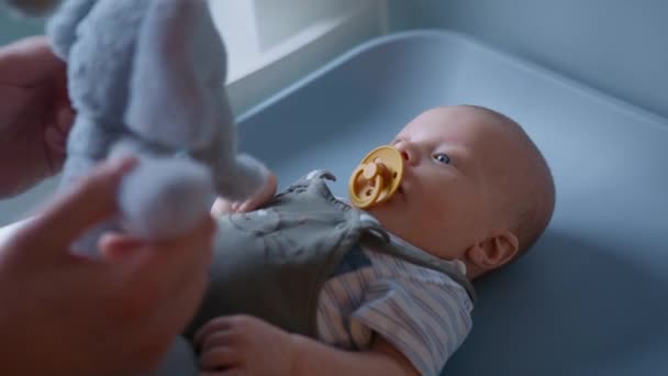 赤ちゃん男の子 コット おもちゃ — ストック動画