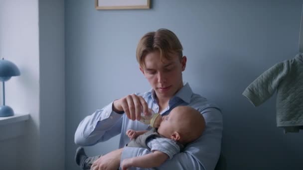 餌やり 赤ちゃん 哺乳瓶 ミルク — ストック動画