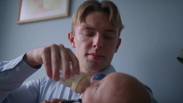 Feeding Baby Baby Bottle Milk Father — Stok Video