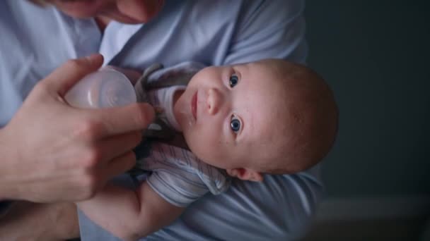 赤ちゃん男の子 ミルクボトル 保育園 — ストック動画