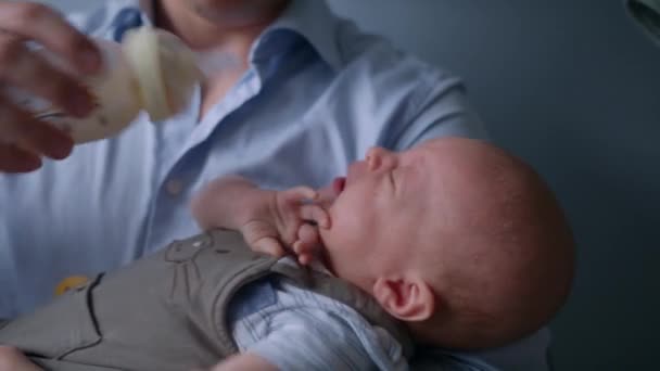 Ağlıyor Bebek Baba Oğlan Emzik — Stok video