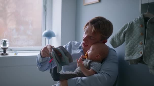 Baby Boy Vader Lezen Verzorging Kinderkamer — Stockvideo