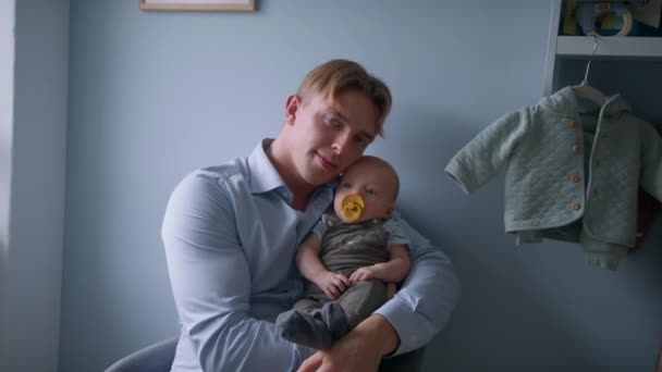 Portret Jong Vader Baby Boy Kinderkamer — Stockvideo