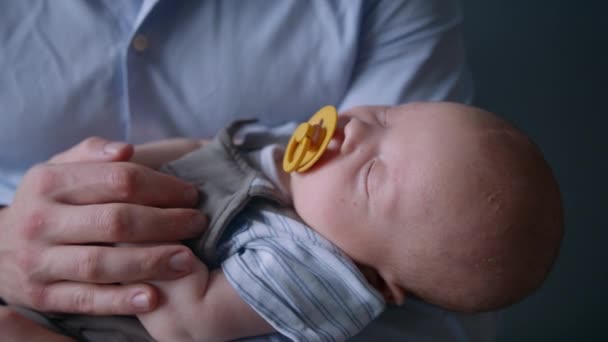 Sova Baby Pojke Vård Far Pacifier — Stockvideo