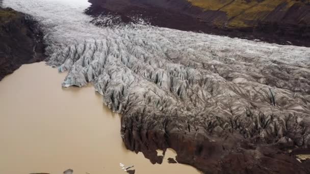 Una Toma Aérea Diurna Que Muestra Lago Marrón Glaciar Svinafellsjokull — Vídeos de Stock