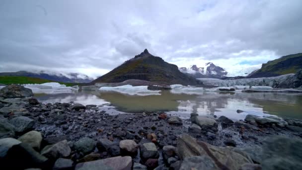 Широкий Снимок Озера Ледника Svinafellsjokull Снежным Горным Хребтом Издалека Облачным — стоковое видео