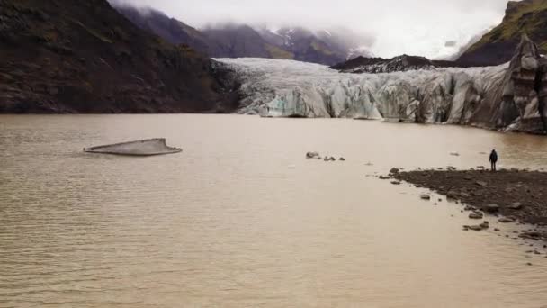 Dron Nad Člověkem Stojící Zemi Kameny Při Pohledu Svinafellsjokull Ledovec — Stock video