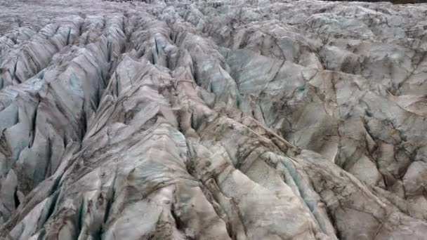 Наклонный Снимок Движущийся Вверх Показывает Ледник Svinafellsjokull Горный Хребет Покрытый — стоковое видео