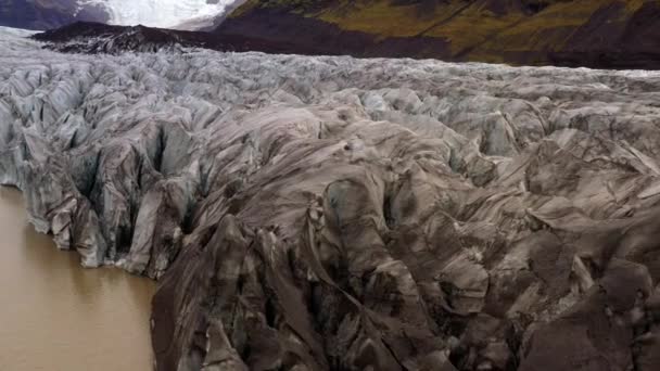 Tilt Shot Moviéndose Hacia Arriba Mostrando Glaciar Svinafellsjokull Cordillera Cubierta — Vídeos de Stock
