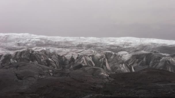 アイスランドのSkaftafellで昼間にSvinafellsjokull氷河の霧の景色を示すために右から左に移動するパンショット — ストック動画