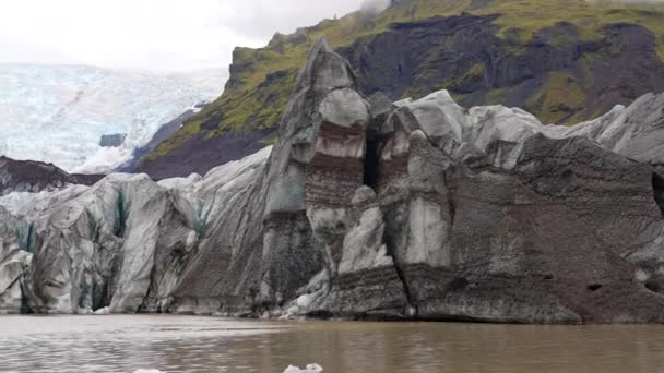 パンショットは右から左に移動美しいSvinafellsjokull氷河 そしてアイスランドのSkaftellで昼間にそれに対して立っている男を示しています — ストック動画