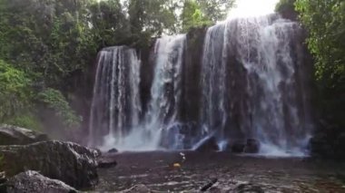 Gündüz vakti Kamboçya 'da çağlayan Phnom Kulen şelalesinin geniş insansız hava aracı görüntüleri.