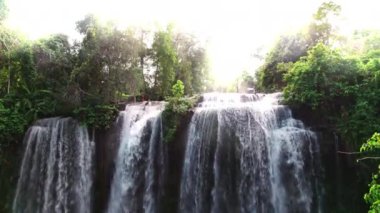 Kamboçya 'da sürekli akan Phnom Kulen beyaz şelalesinin gündüz çekimleri