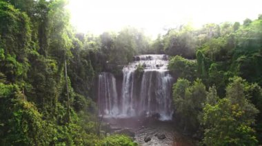 Gündüz insansız hava aracı, Kamboçya 'da bir ormanın ortasında sisli Phnom Kulen şelalesini yavaşça aşağıya doğru hareket ederken çekti.