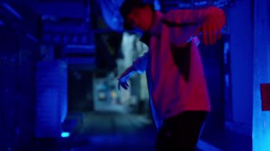 Bir Bangkok sokak dansçısının modern hip-hop dans figürlerini yavaş çekim.
