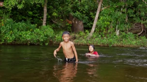 Дівчинка Плаває Річці Хлопець Махає Камери Посміхається Продовжує Стрибати Назад — стокове відео