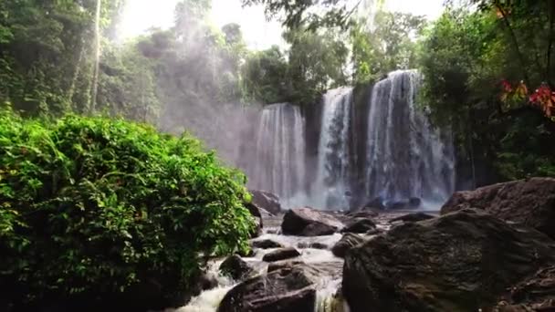 Tiro Drone Largo Mostrando Cachoeira Phnom Kulen Cascata Camboja Durante — Vídeo de Stock
