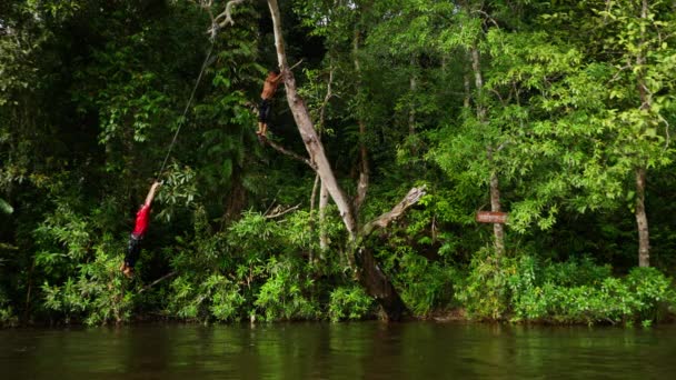Szerokie Ujęcie Dziewczyny Wiszącej Kołyszącej Się Huśtawce Liny Wpada Rzeki — Wideo stockowe