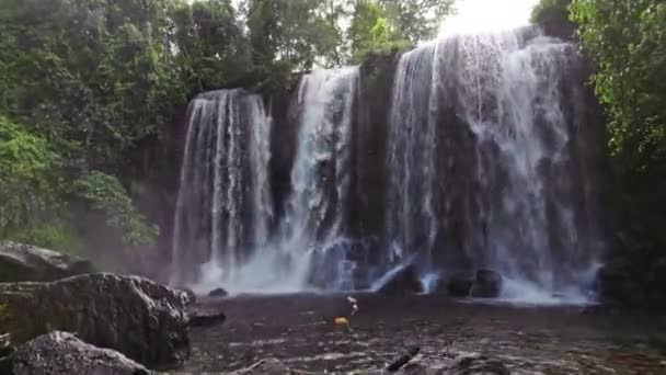 Широкий Беспилотный Снимок Каскадного Водопада Пном Кулен Камбодже Дневное Время — стоковое видео