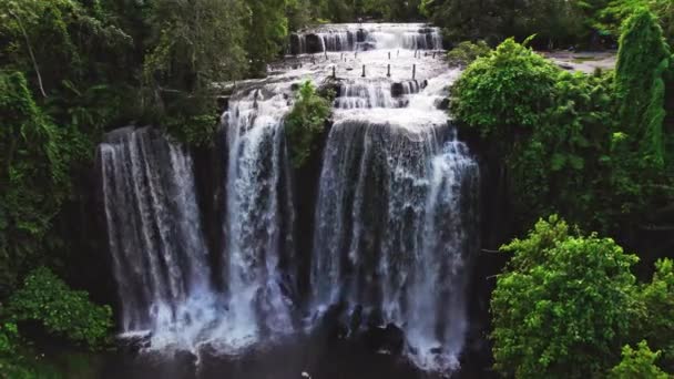 Дневной Вид Воздуха Природный Водопад Пном Кулен Зеленым Ландшафтом Окружающим — стоковое видео