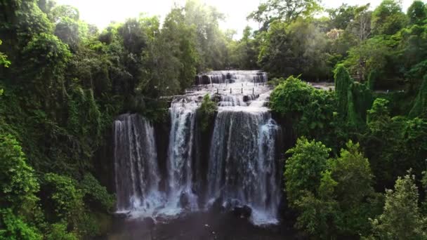 Отступающий Широкий Снимок Водопада Пномкулен Посреди Джунглей Камбодже Дневное Время — стоковое видео