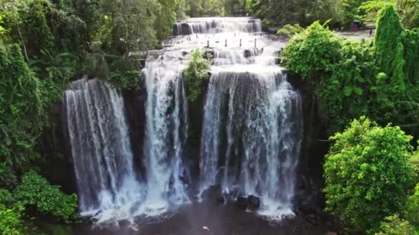 Дрон Движущийся Каскадному Белому Водопаду Пном Кулен Камбодже Дневное Время — стоковое видео