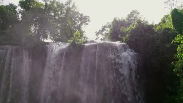 Широкий Снимок Водопада Пномкулен Брызгающего Днем Беспилотник — стоковое видео