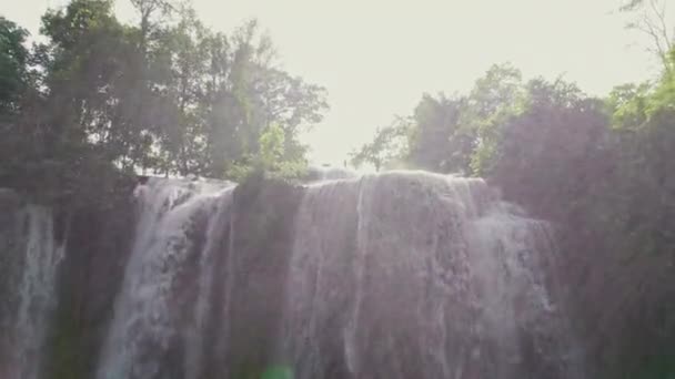 Отступающий Снимок Показывающий Брызги Водопада Пномкулен Беспилотнике Днем — стоковое видео