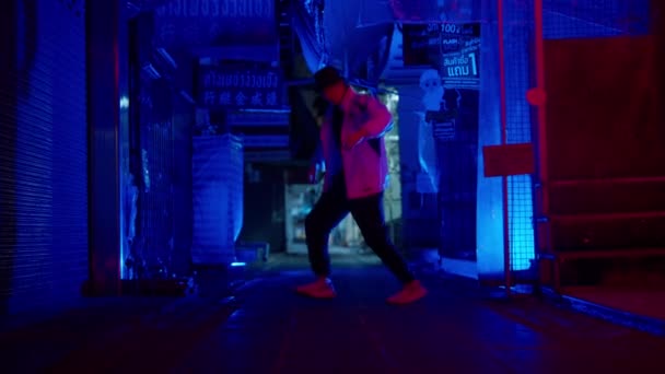 現代的なストリートダンスをしている男のスローモーション映像青いライトとバンコクの路地で動き — ストック動画