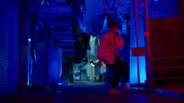 Man Doet Straatdans Routines Slow Motion Onder Blauw Licht Een — Stockvideo