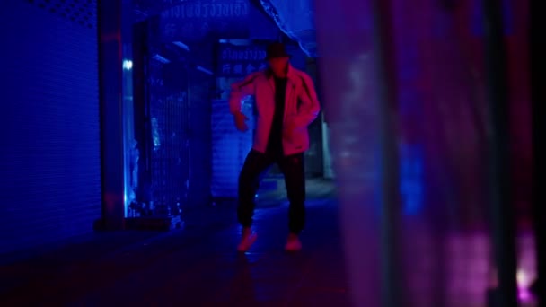 跳现代霹雳的舞蹈演员在蓝光小巷中跳霹雳的全景镜头 — 图库视频影像