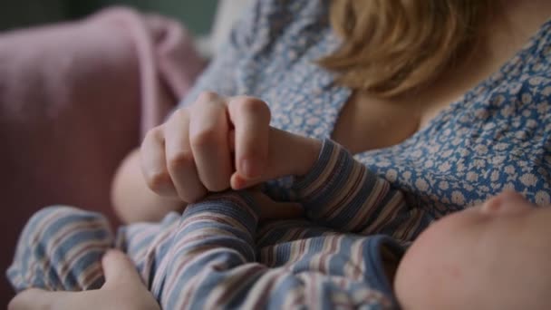 Matka Jemně Stisknout Ruku Svého Novorozence Detailní Záběr — Stock video