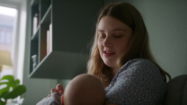 一个女人抱着新生儿唱摇篮曲的中低角镜头 — 图库视频影像