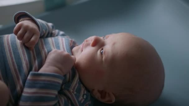 Primer Plano Lindo Bebé Una Cuna Mientras Madre Cambia Pañal — Vídeo de stock
