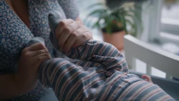 母亲抱着婴儿的脚玩耍的特写 — 图库视频影像