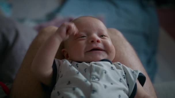 Primer Plano Adorable Bebé Sonriente Agitando Sus Brazos Mientras Descansa — Vídeos de Stock