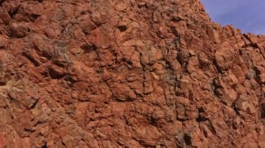 Yakın plan dron görüntüsü, Teide Dağı yakınlarındaki katı lav kayalarından birinin yüzeyini gösteriyor.