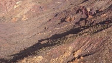 Teide Ulusal Parkı 'ndaki volkanın eteğindeki kayaların ve katılaşmış lavların hava manzarası.
