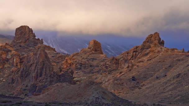 Panning Záběr Ukazuje Skalnatou Pustou Krajinu Blízkosti Mount Teide Oblačného — Stock video