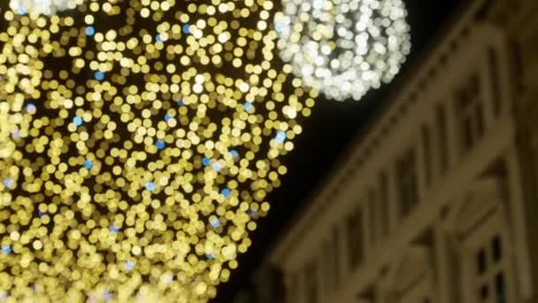 Κρεμάστε Bokeh Χριστουγεννιάτικα Φώτα Γιρλάντα Μπροστά Από Ένα Κτίριο Ενάντια — Αρχείο Βίντεο