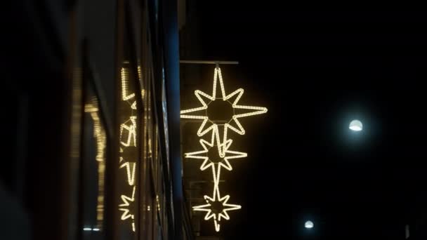 Luces Cuerda Estrella Belén Colgando Fuera Los Edificios Paralelas Postes — Vídeos de Stock