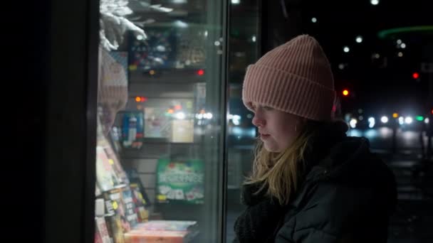 Снимок Сбоку Показывающий Молодую Женщину Стоящую Делающую Покупки Ночное Время — стоковое видео
