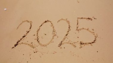 2025 'in en iyi manzarası Tayland' da kumlu bir sahilde yazılmış.