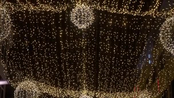 Κρεμαστά Χριστουγεννιάτικα Γιρλάντα Φώτα Και Φωτεινές Σφαίρες Ενάντια Στο Σκοτεινό — Αρχείο Βίντεο