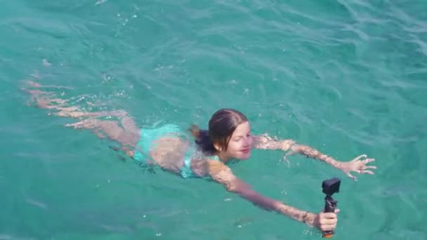 Dospívající Dívka Usmívá Její Ruční Akční Kamera Při Plavání Zpomaleném — Stock video